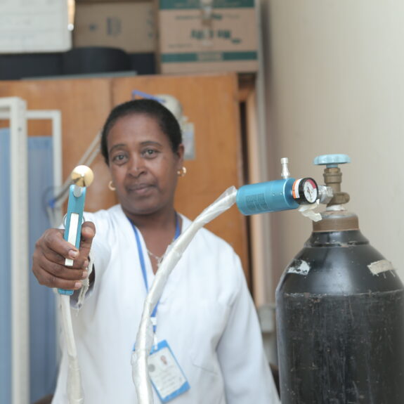 A health worker holds a technology used for cryotherapy